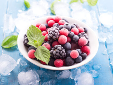 Da li je smrznuto voće zdravo? Saznajte kako se pravilno odrmzava da bi sačuvalo svoje vrednosti.