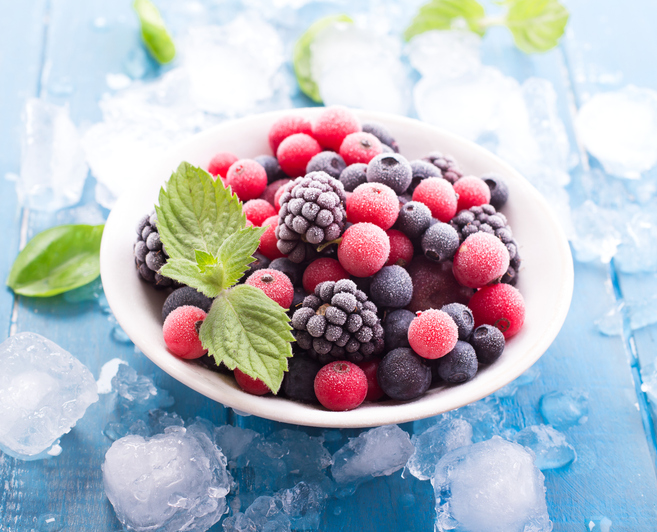 Da li je smrznuto voće zdravo? Saznajte kako se pravilno odrmzava da bi sačuvalo svoje vrednosti.
