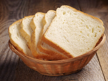 Prema istraživanjima, beli hleb i alkohol mogu izazvati rak debelog creva