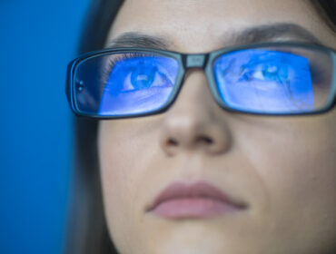 Da li stalno nosite naočare sa filterom za plavo svetlo? Budite oprezni jer mogu da imaju posledice