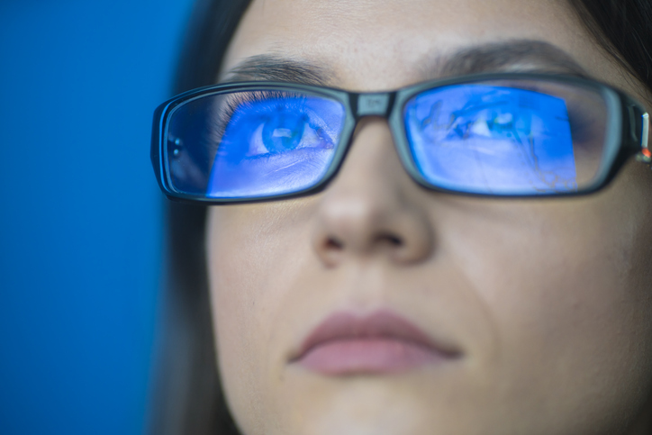 Da li stalno nosite naočare sa filterom za plavo svetlo? Budite oprezni jer mogu da imaju posledice