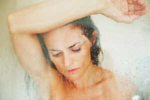 Strah od kupanja: Zašto se javlja ablutofobija, koji su simptomi i kako se leči?