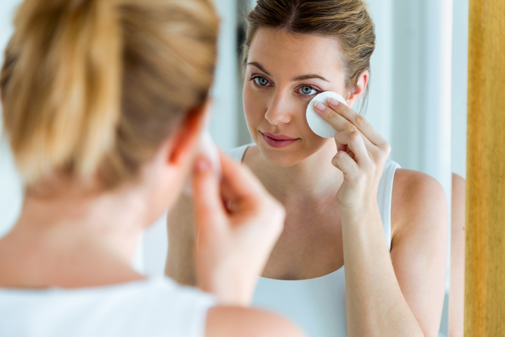 Kako da temeljno očistite lice? Napravite domaće sredstvo za skidanje šminke!