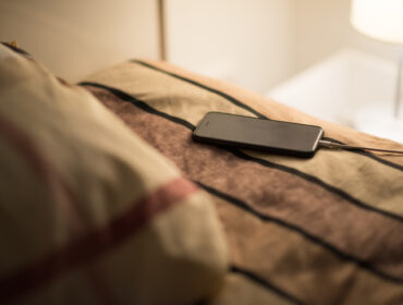 5 razloga zbog kojih ćete prestati da noću stavljate telefon pored jastuka