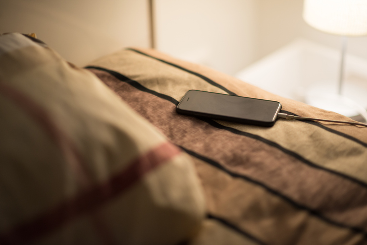 5 razloga zbog kojih ćete prestati da noću stavljate telefon pored jastuka