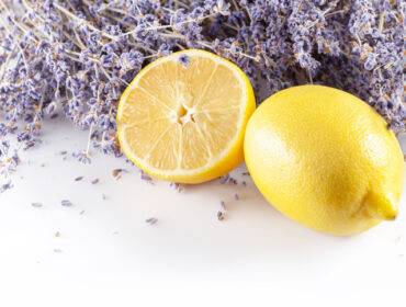 Napravite jednostavan recept za piling od šećera, limuna i lavande