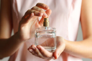 Parfem kao afrodizijak: Mirisne note koje će seks učiniti uzbudljivijim