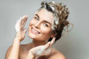 Da li treba da dva puta nanosite šampon na kosu? Evo šta dermatolozi žele da znate
