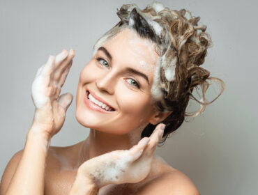 Da li treba da dva puta nanosite šampon na kosu? Evo šta dermatolozi žele da znate