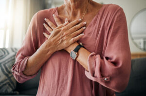 Bol u grudima može se javiti zbog gastroenteroloških tegoba i srčanog udara - koje su razlike